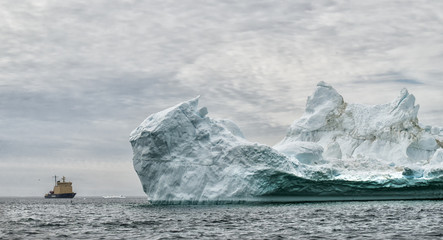 Boot vor Eisbergen in Gr&ouml;nland