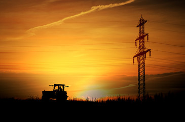 Sonnenaufgang mit Traktor