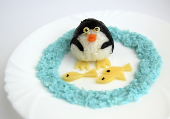 Пингвин сделан из риса. Творческая еда для хорошего настроения и аппетита. 