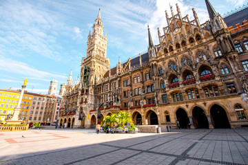 Obraz premium Widok na główny ratusz z wieżą zegarową na placu Marii w Monachium, Niemcy