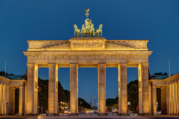 Night view of the Brandenburger Tor in Berlin © elxeneize