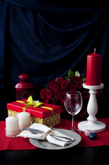 Праздничная сервировка стола с букетом роз