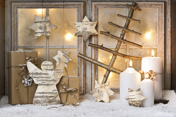 Weihnachtsdeko vor Fenster mit Kerzen