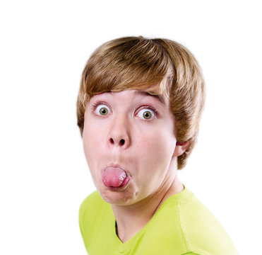 Junge streckt die Zunge raus