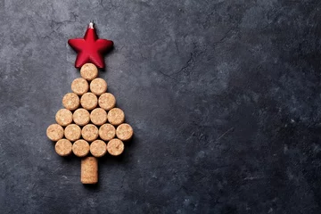 Foto op Plexiglas Wijnkurken in de vorm van een kerstboom © karandaev