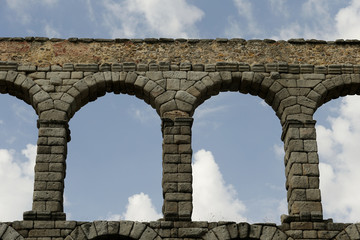 Fototapeta na wymiar acueducto de Segovia , romano en Segovia. Su construcción data de principios del siglo II d. C., en época del emperador Trajano. 