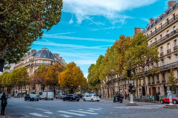 Selbstklebende Fototapeten Streets of Paris, France. Blue sky, buildings and traffic. Shot in late autumn daylight. © Augustin Lazaroiu