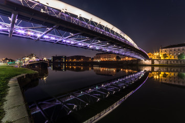 Obraz premium Bernatka footbridge over Vistula river in Krakow in the night