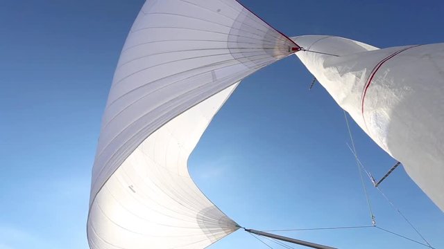 Proper configuration of the spinnaker on a fair strong wind