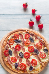 Pizza with cheese and prosciutto