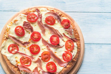 Pizza with cheese and prosciutto