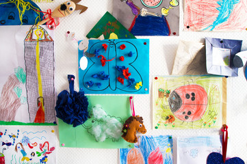 Fototapeta premium Handgemalte Kinderbilder an der Wand
