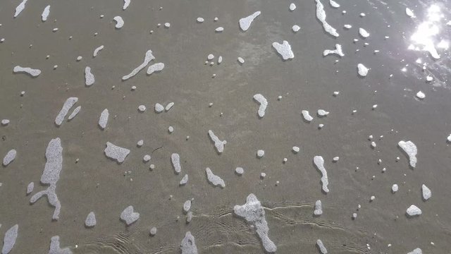 scritta 2016 sulla sabbia che viene cancellata dalle onde