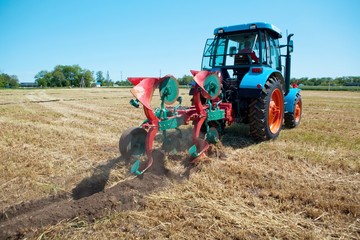 Obraz premium Tractor with plow