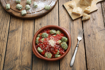 italian pasta gnocchi di patate con formaggio e pomodoro sfondo tavolo di cucina