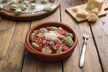 italian pasta gnocchi di patate con formaggio e pomodoro sfondo tavolo di cucina