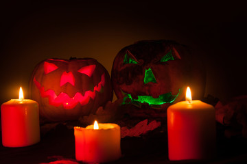Calabazas decoradas para Halloween con algunas velas