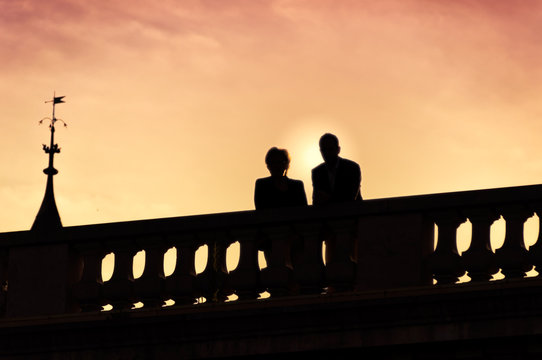 Fototapeta Silhouette of couple on the bridge