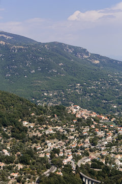 Paysage provençal des Alpes-Maritimes vu de Gourdon dans le département des Alpes-Martimes, France