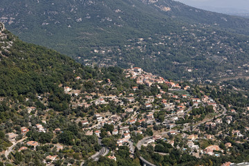 Paysage provençal en flanc de montagne des Alpes vu du village de Gourdon dans le département des Alpes-Maritimes, France
