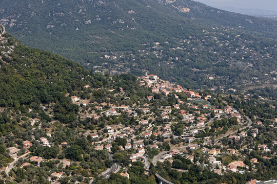 Paysage provençal en flanc de montagne des Alpes vu du village de Gourdon dans le département des Alpes-Maritimes, France