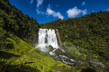 Schilderijen op glas Marokopa Falls with rainbow, New Zealand © cloud9works