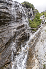 Fototapeta na wymiar Wasserfall am Schieferfels