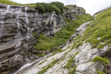 Wasserfall im Gebirge