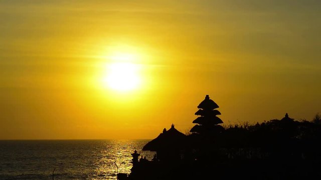 夕日とタナロット寺院