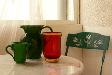 Bicchieri colorati su di un tavolo