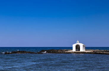 Fototapeta na wymiar Kapelle im Meer bei Georgioupolis, Kreta
