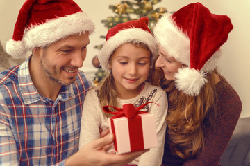 Fototapeta na wymiar weihnachten familie zu heiligabend