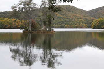 曽原湖と小島