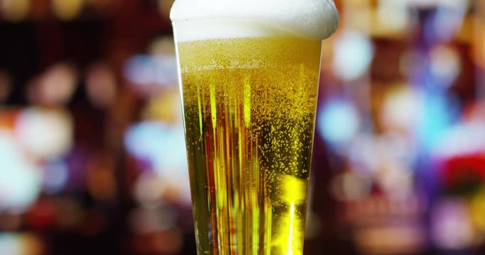 The hand of a master brewer plug a light beer foam and perfectly natural. Craft beer and traditional Irish pubs.