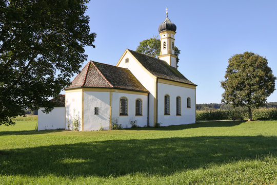 die Wallfahrtskapelle St. Johann im Felde steht in der N&auml;he von Raisting, Oberbayern einsam in den Wiesen