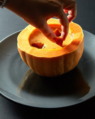 Cream of pumpkin soup with crackers