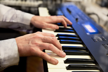 Obraz premium pianists hands and piano keyboard