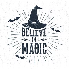 Poster Im Rahmen Handgezeichnetes Halloween-Etikett mit strukturierter Hexenhut-Vektorillustration und &quot Believe in Magic&quot -Schriftzug. © SlothAstronaut