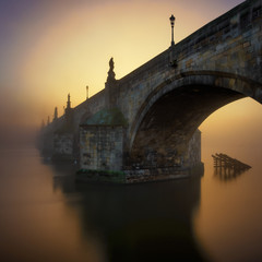 Karelsbrug tijdens zonsopgang, Praag, Tsjechië