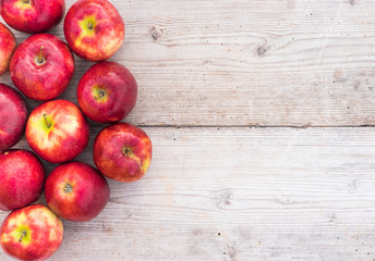 Apfel Rot Früchte Obst auf Holz Tisch