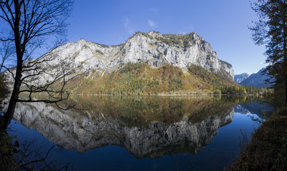 Fototapeta na wymiar Panorama Herbst am Leopoldsteinersee in der Steiermark, Österreich