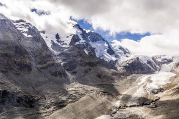 Gro&szlig;glocker und Johannisberg in Wolken verh&uuml;llt 