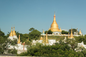 Naklejka premium Près de Mandalay, bel ensemble de stupas dans une pagode