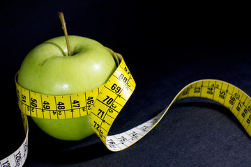 Concetto di dieta espresso con Mela verde e metro