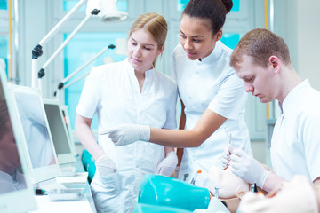 Obraz premium Medical consultation at the dental surgery