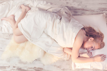 woman sleeping peacefully in bed - obrazy, fototapety, plakaty