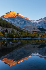 Fototapeta na wymiar Sommet alpin se reflétant dans un lac