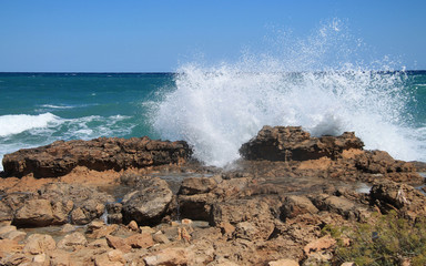 Fototapeta na wymiar Морская волна разбивающаяся о камни