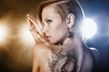 Obraz premium Girl with tattoos and piercings