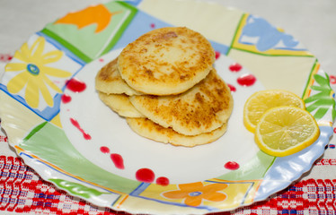 Сырники на тарелке с лимоном